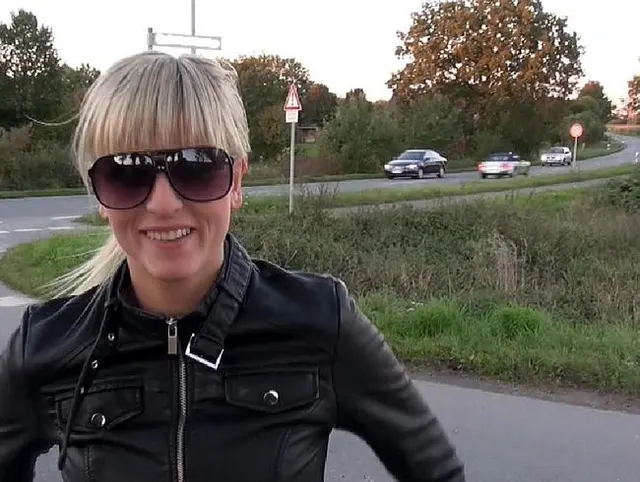 Ich blase ihn draußen an der Straße, bis er in meinem Mund abspritzt