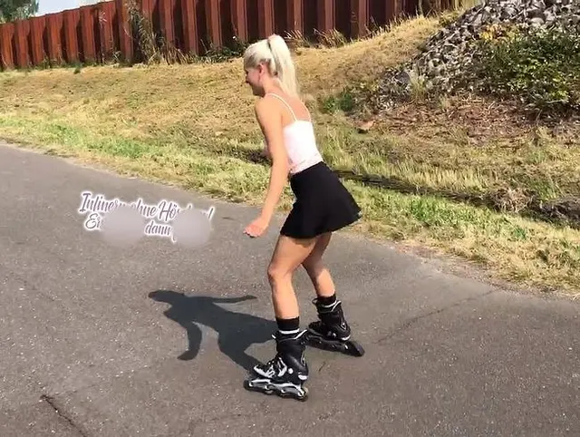 Ich blase ihn ohne Höschen auf Inlinern, dann werde ich geleckt und vollgespritzt