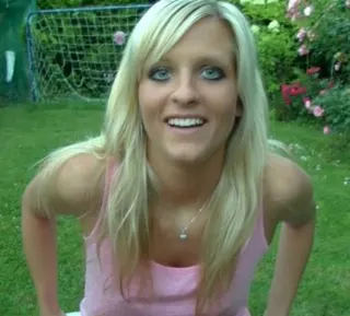 20 Sekunden Cumshot im Garten nach einer verlorenen Wette