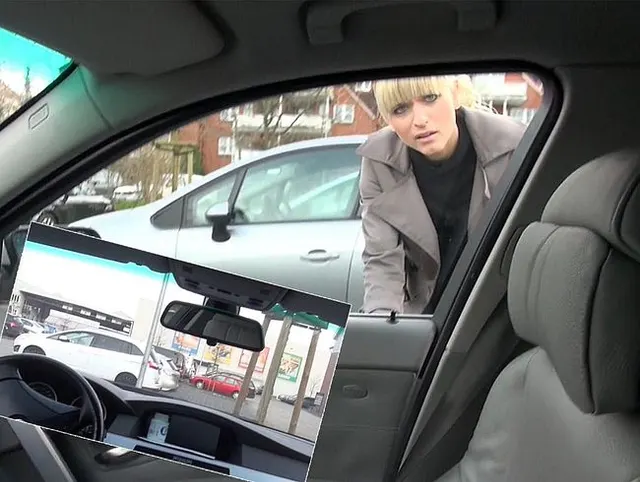Ich erwische meinen Chef beim Wichsen auf dem Parkplatz und lass ihn in mich abspritzen