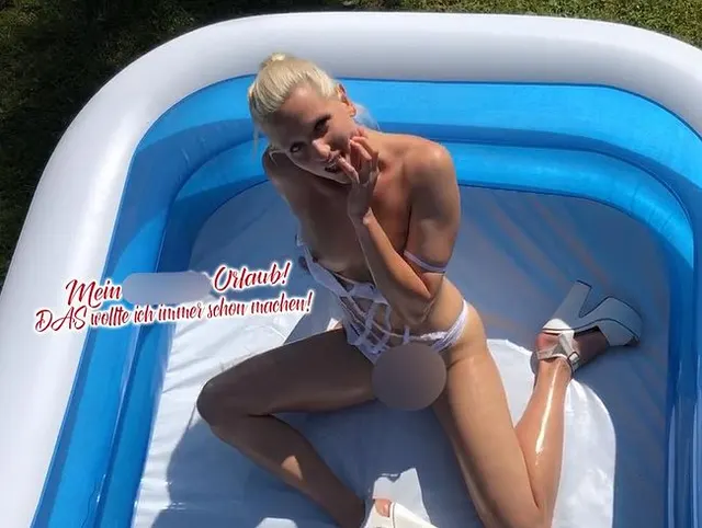 Versauter Urlaub am Pool mit Gesichtsbesamung