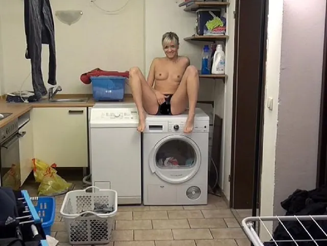 Ich ziehe das fremde Höschen an und lasse mir reinspritzen