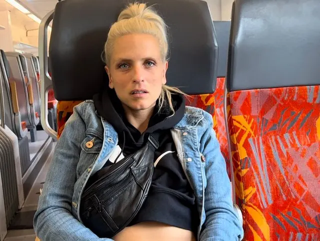 Im Zug erwischt: Sein Schwanz in meinem Mund, als sie vorbeigehen