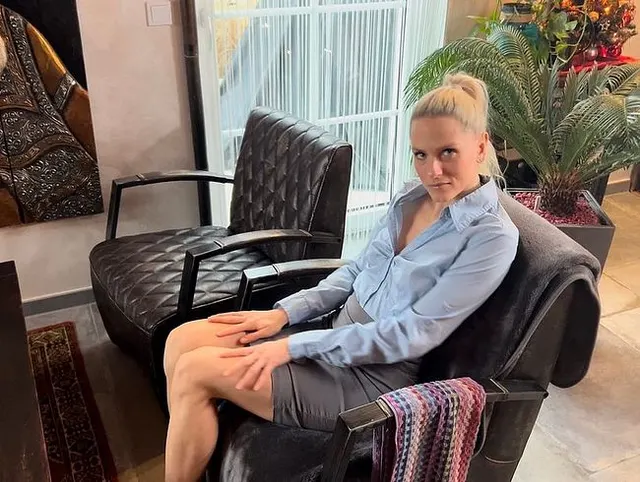 Ich besorge es mir im Businessdress in der Mittagspause