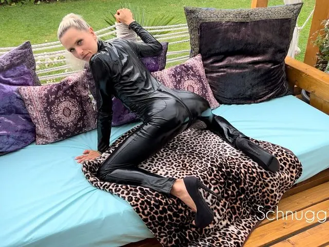 Ich zeige dir den Reißverschluss an meinem Lack-Catsuit ganz genau